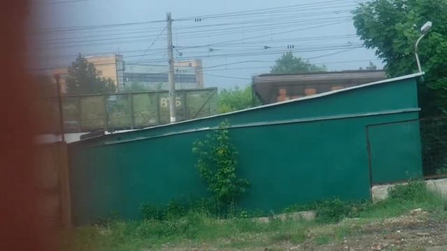 "Через забор" ЧМЭЗ-1500 с грузовым поездом (заснято в тот же день когда и опубликовано) смотреть онлайн