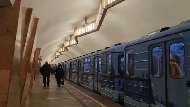 новогодний Ёжик 2021-2022 отправляется со станции Баррикадная смотреть онлайн