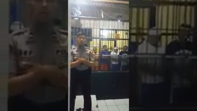 MA SA ALLAH! Police Office Leading Salah With The prisoners! смотреть онлайн