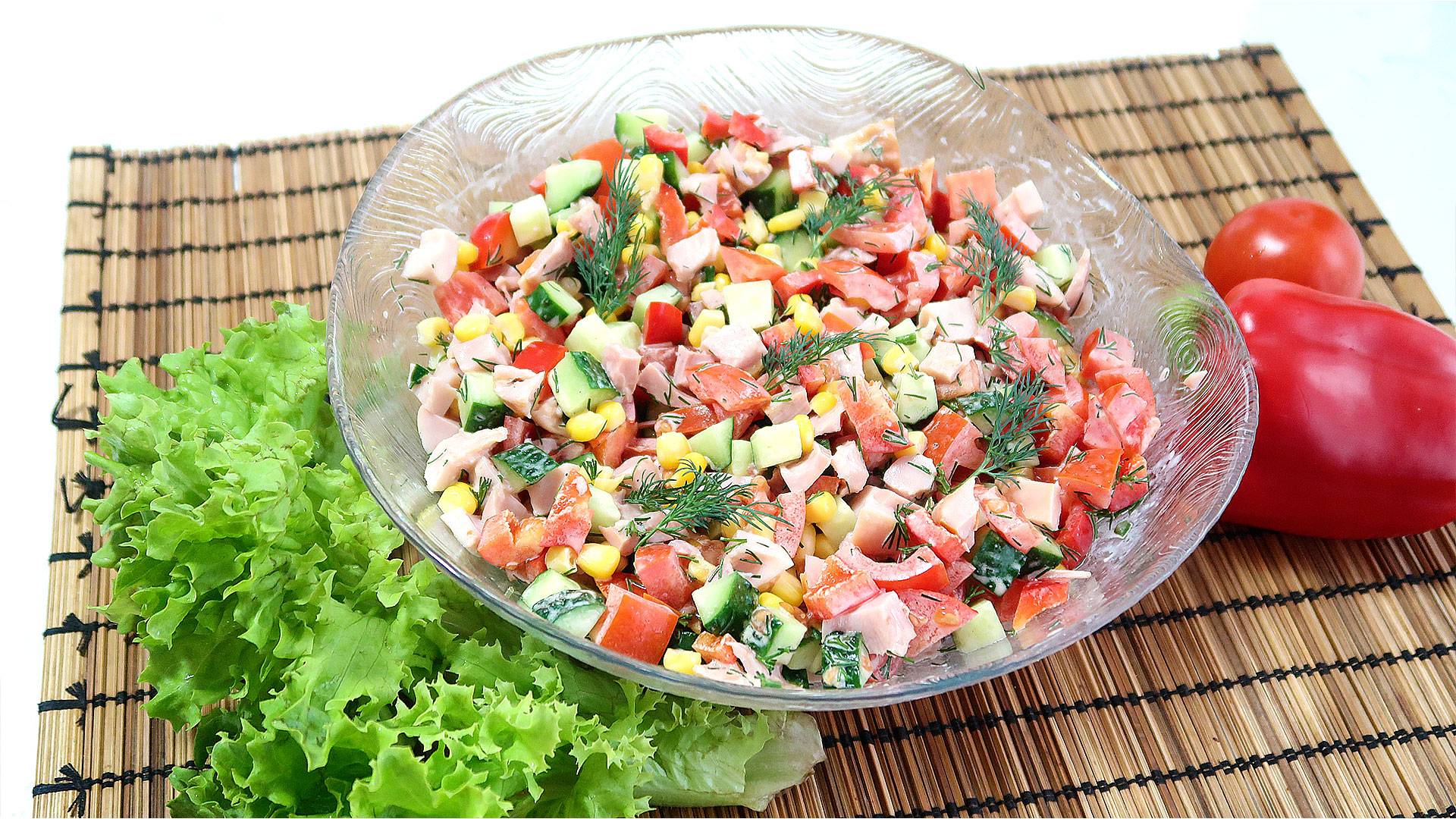 Быстрый яркий салат с копченой курицей и овощами