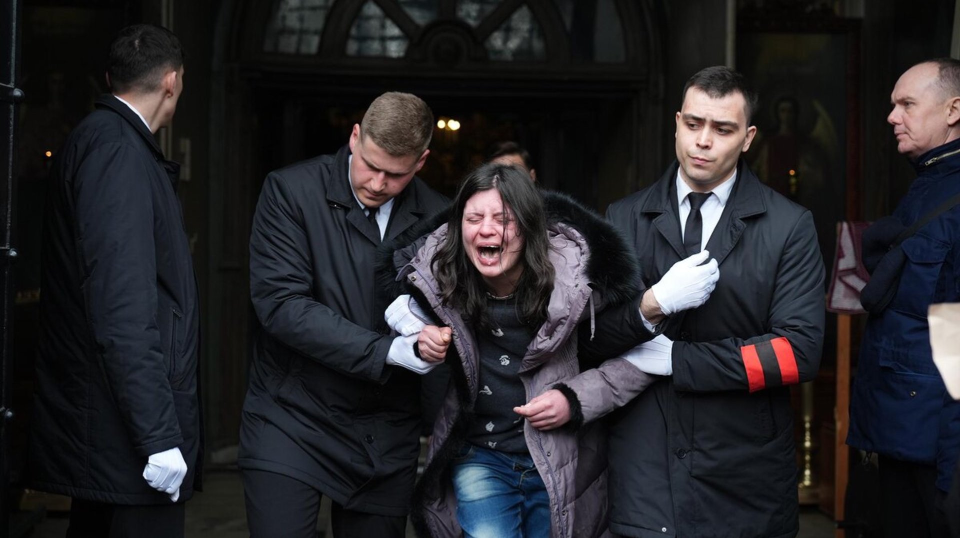 ПРОЩАНИЕ С ПАШЕЙ ТЕХНИКОМ : ДАВКА , ИСТЕРИКА ФАНАТОВ И АВТОЗАКИ | 11 АПРЕЛЯ 2025 смотреть онлайн