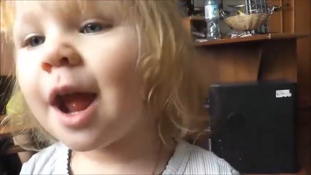 Девчонка гримасничает смотреть онлайн