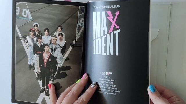 распаковка альбома "MAXIDENT" группы Stray Kids смотреть онлайн