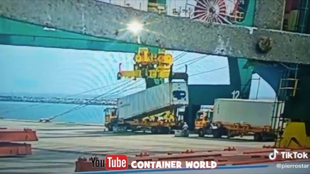 Spreader failure - Near Death Captured on security camera in African Port смотреть онлайн