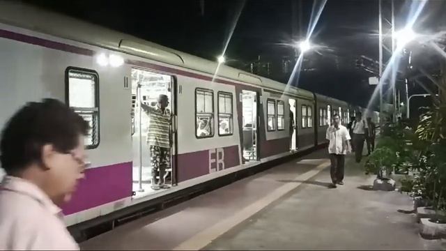 BRAND NEW ALSTOM EMU LOCAL TRAIN DEPART FROM AKRA RAILWAY STATION AT NIGHT. смотреть онлайн