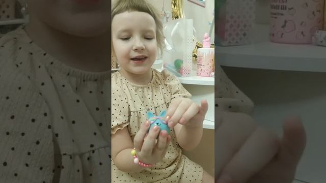 София распаковывает подарки от папы - косметика. смотреть онлайн