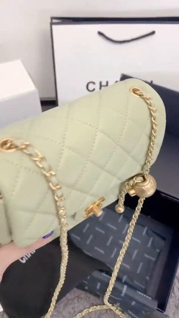 Chanel Classic small square crossbody bag смотреть онлайн