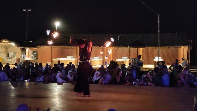 ,Театр огня,, в деревне бедуинов. ОАЭ.