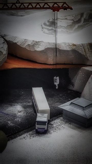 Трасса ручной работы для радиоуправляемых машинок размером с Hotwheels смотреть онлайн