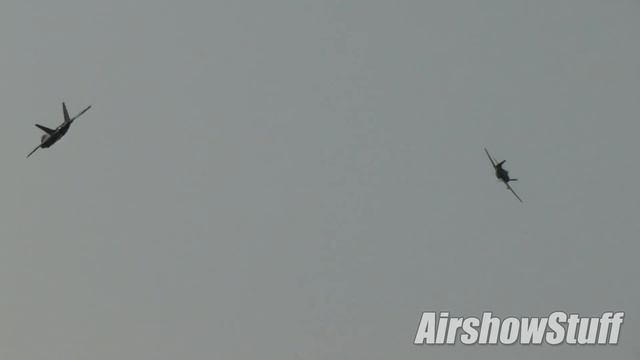 F-22 Raptor/P-51 Mustang Formation - USAF Heritage Flight - Battle Creek Airshow 2015 смотреть онлайн