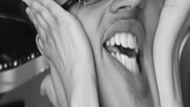 Chris Ray Gun Slams Glass Bottles In His Head смотреть онлайн