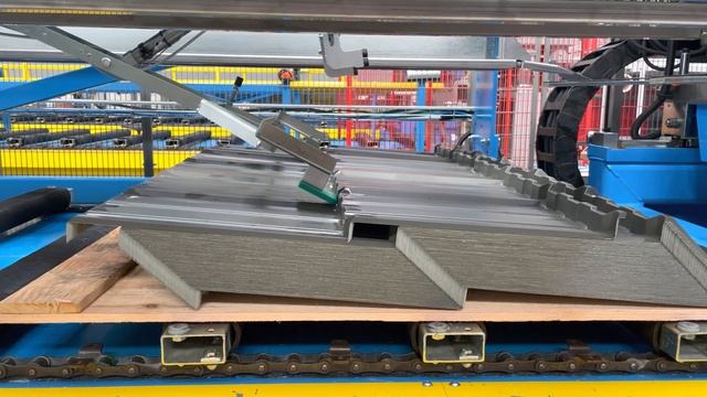 Produkcja blachodachówki hybrydowej Bratex Horizon, kolor SSAB 254 / RAL 7010 смотреть онлайн