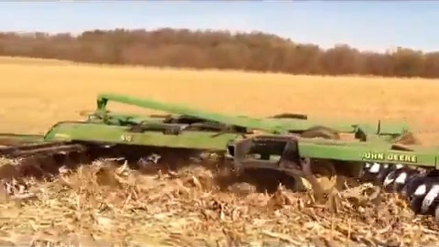 Глубокорыхлитель John Deere 510 работа в поле смотреть онлайн