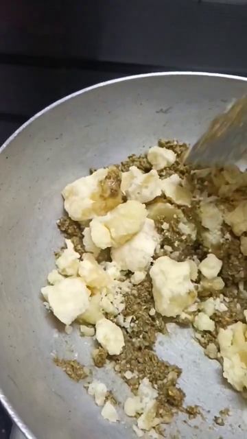 Cumin seeds, crushed fenugreek seeds, achaar masala, split mustard seeds, split coriander seeds. смотреть онлайн