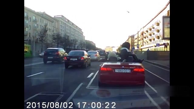 Девушка села на шпагат в кабриолете во время движения EPIC!!! смотреть онлайн