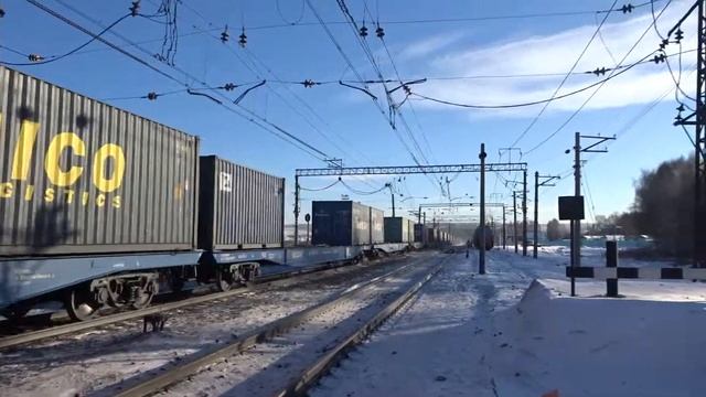 Электровоз 2ЭС6-235 "Синара" с контейнерным поездом смотреть онлайн