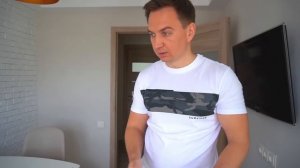 Марк ищет новые машины в яйцах-сюрпризах