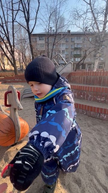 Володя на деревянной утке, площадь Блюхера, детская площадка. Володе 3,8 смотреть онлайн