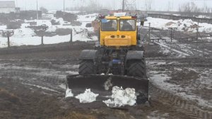 Кировец К-700А расталкивает навоз