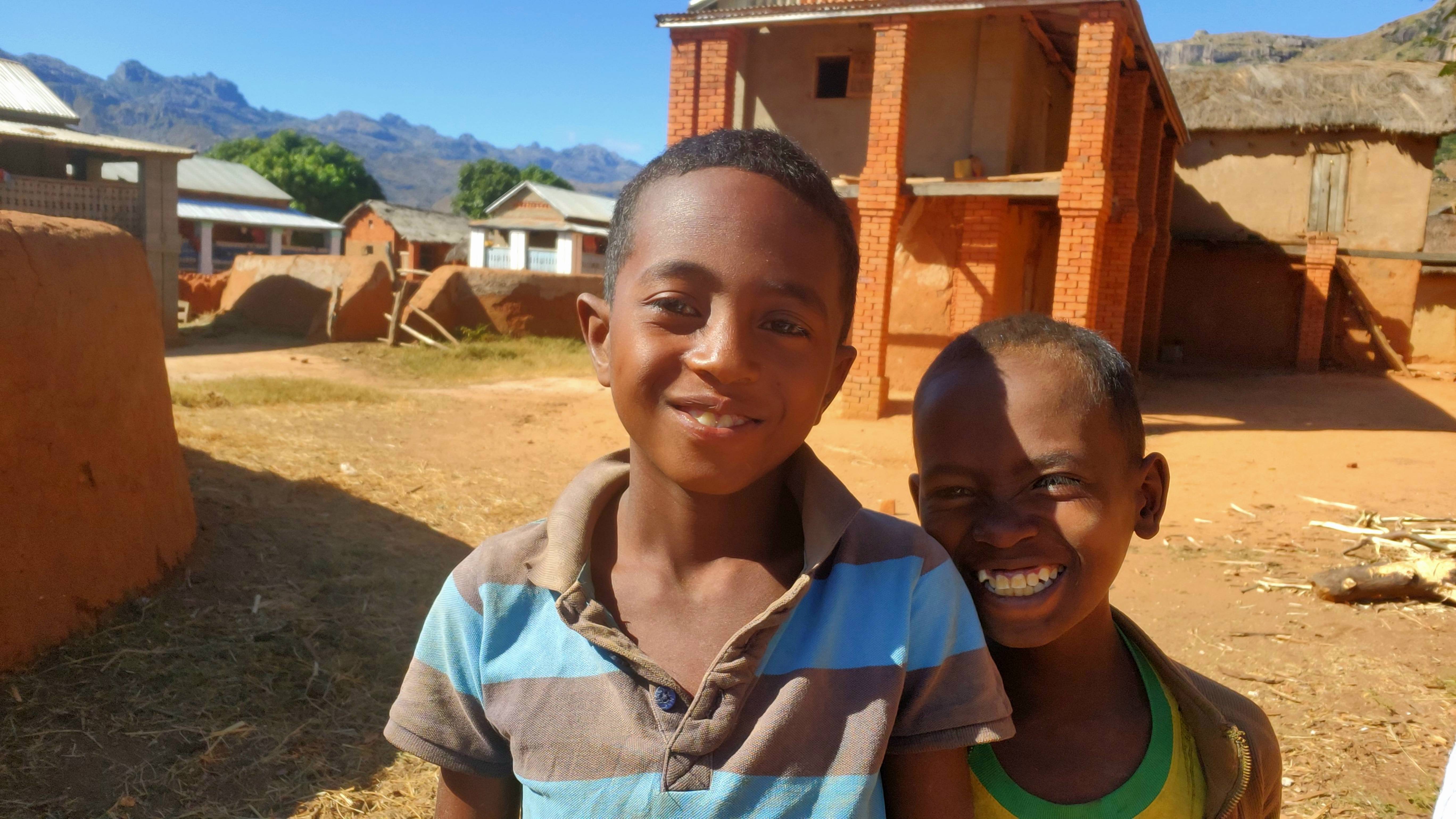 МАДАГАСКАР, 2024 Платная и государственная школы в деревне. Футбольный мяч из тряпок. 21 СЕРИЯ смотреть онлайн