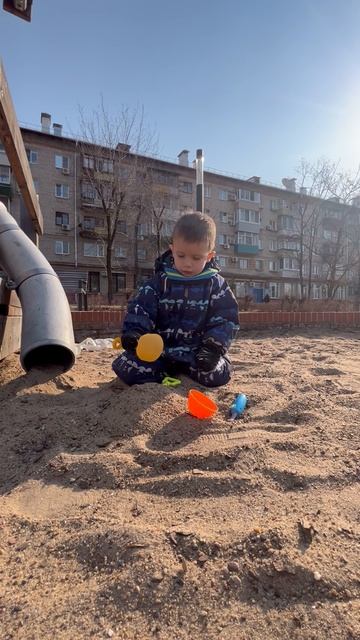 Володя закапывает лопатки в песок, играет с песком на площади Блюхера, детская площадка. Володе 3,8 смотреть онлайн