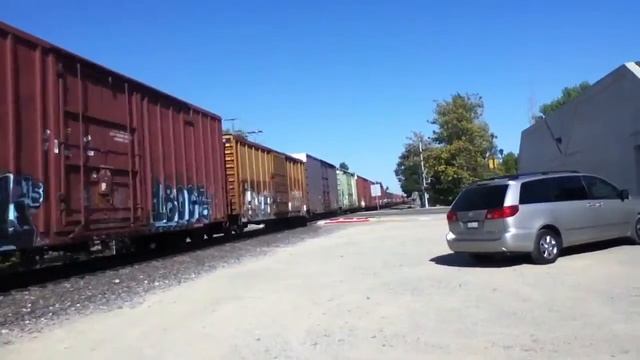 RVSJ UP 5271 is going west bound Santa Rita road in Pleasanton смотреть онлайн