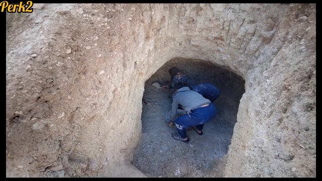 "Betrayed Hearts: The Return of the Traitor Father / Cavemen Battle" смотреть онлайн