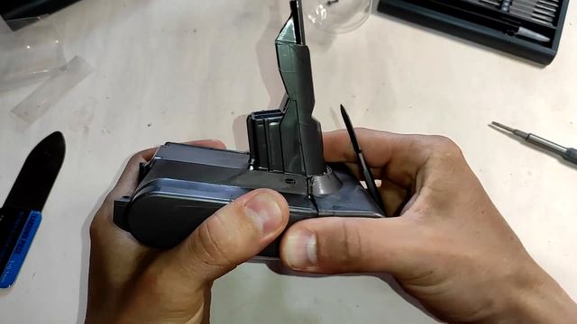 Как разобрать батарею пылесоса дайсон