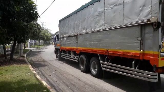 Truck Spotting | Mercedes Benz Axor diantara Hino 500, Isuzu Giga & UD Truck смотреть онлайн