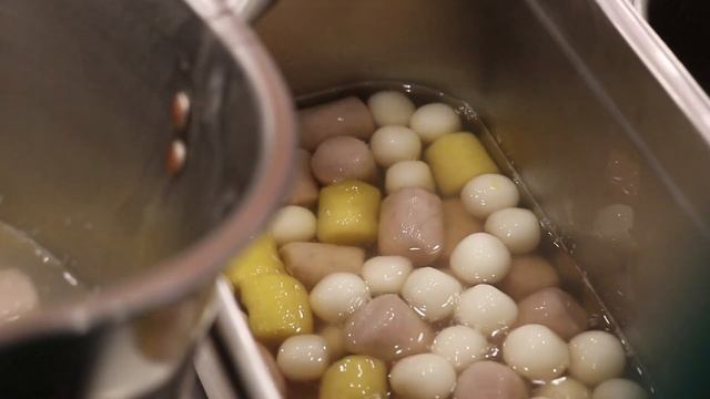 Taiwan stree food-Boiled pearls and taro balls смотреть онлайн