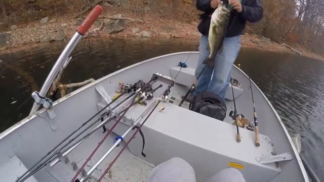 bass fishing in NYC reservoir lake Gleneida смотреть онлайн