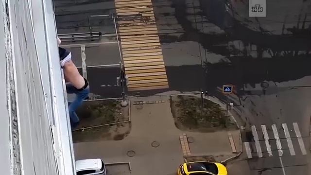 Едва не выпал с 15 го этажа смотреть онлайн
