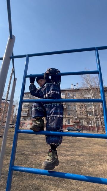 Володя на лестнице, на детской площадке, Хабаровск. Володе 3,8 смотреть онлайн