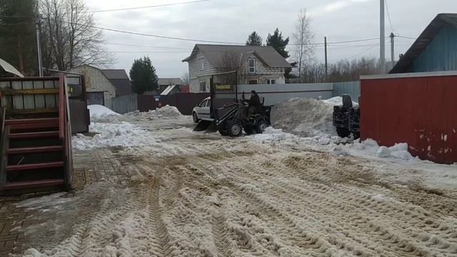 Мини-трактор погрузчик ТОР-35 вывозит снег Mini tractor loader TOR-35 removes snow смотреть онлайн