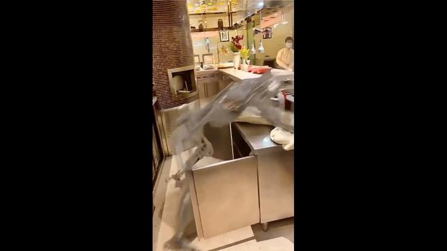 Робот месит тесто - мем, оригинал