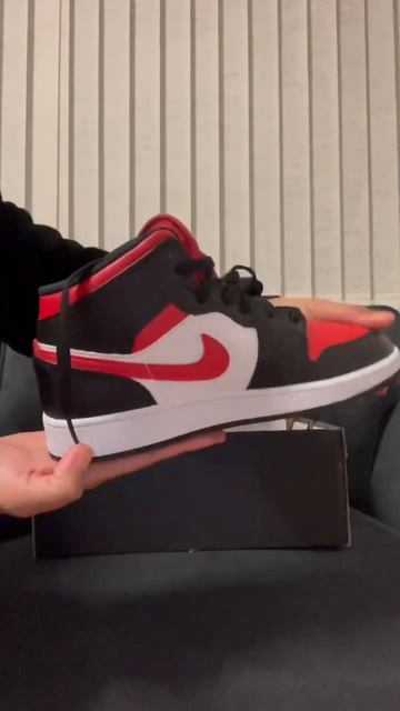 NIKE AIR JORDAN 1 MID (FIRE RED) смотреть онлайн