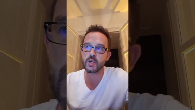 One man, six languages, a myriad of accents смотреть онлайн