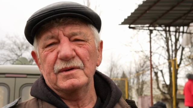 Украинские военные расстреляли мирного жителя Курахово (ДНР) за то, что он попросил у них сигарету, смотреть онлайн