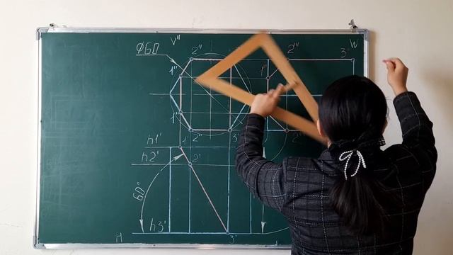 Sirtni proeksiyalovchi tekislik bilan kesishuvi 3. Пересечение поверхности с проекционной плоскость смотреть онлайн