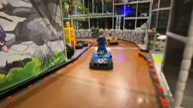 В ИГРОВОЙ КОМНАТЕ НА МАШИНКАХ смотреть онлайн