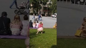 Девочка которая танцует босиком