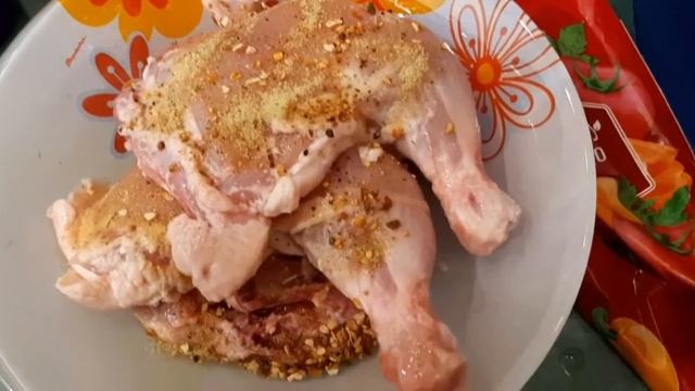 Жаренные окорочка,салат в медовой заправке,борщ.....Ляпота. смотреть онлайн