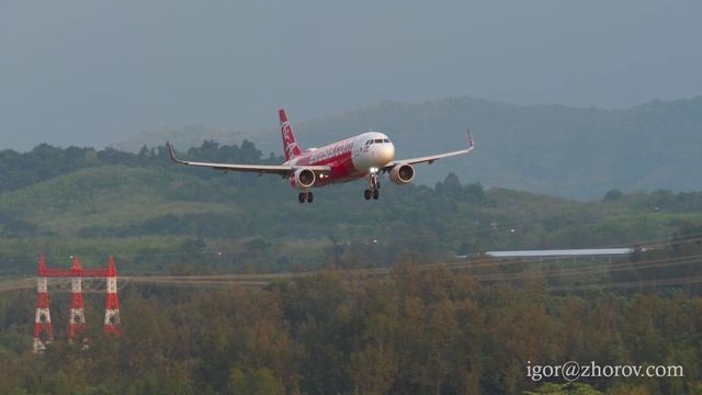 Эйрбас А320 авиакомпании AirAsia приземляется в аэропорту Пхукета.