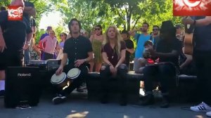 Шакира поет на улице.