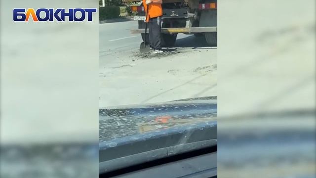 «Строительный бой трамбуют ногами»: волгодончанка запечатлела, как заделывают ямы на дороге