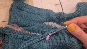 Скос плеча одновременно с вывязыванием горловины спицами [MadTUKwSzIU]