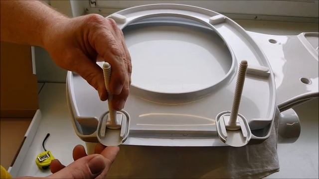 Montaż deski sedesowej z zawiasem plastikowym zwykłym. смотреть онлайн