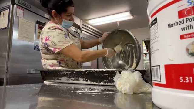 Chicken and gravy over a biscuit Adrianas Baking Show смотреть онлайн