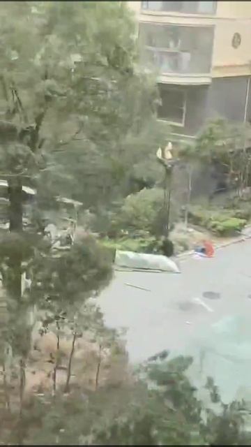 Китай накрыла смертоносная буря: ураган сносит всё на своём пути — десятки погибших. смотреть онлайн