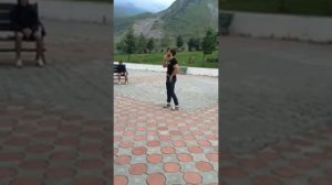 кавказец танцует под хабиби